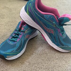 Saucony “Big Girls” Ride 8 Teal and Pink Sneakers